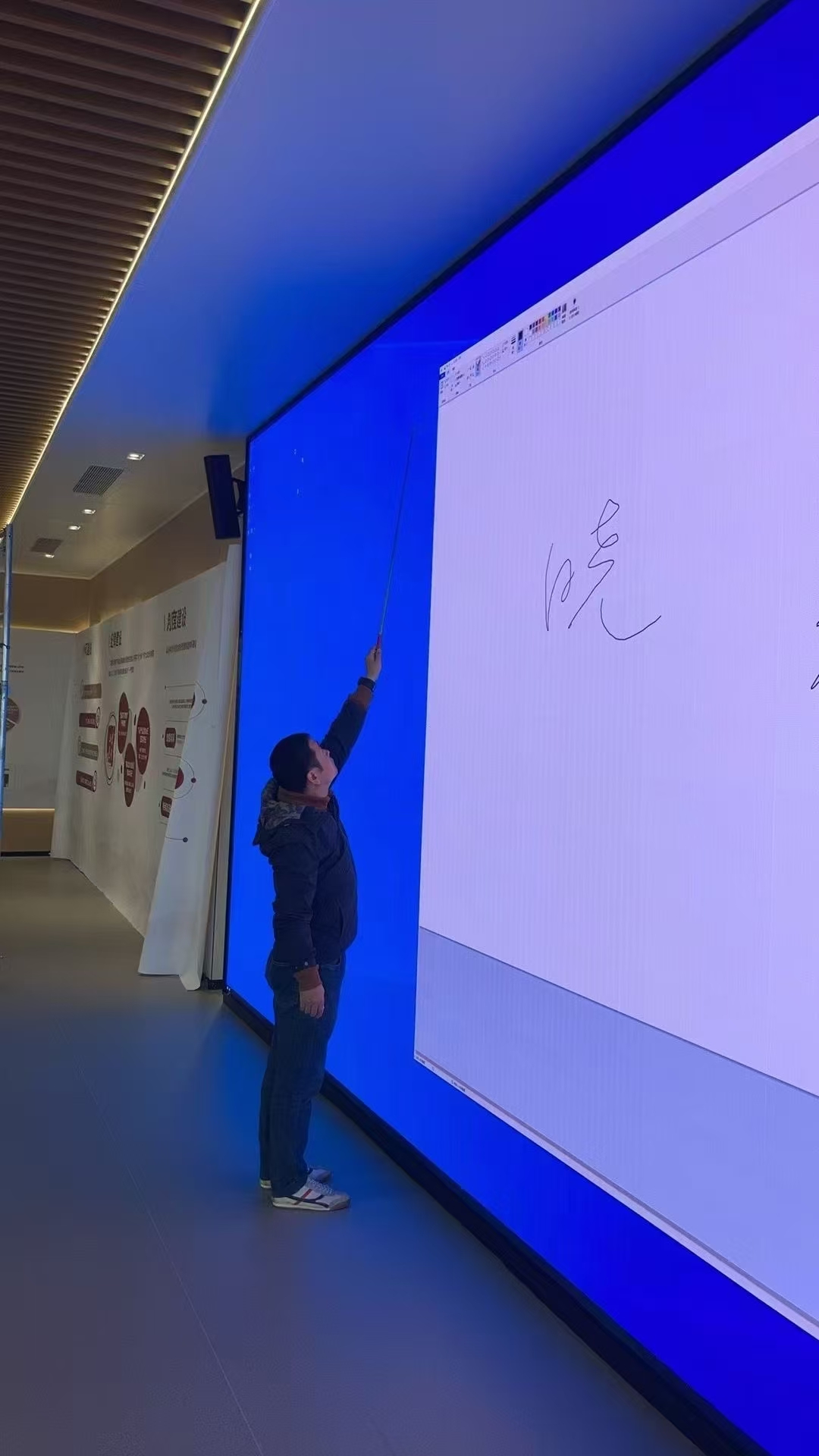 ‌LED显示屏是如何实现触摸互动功能的